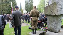 Památce padlých hrdinů z druhé světové války se na frýdecký hřbitov přišli poklonit motorkáři i běžní lidé.