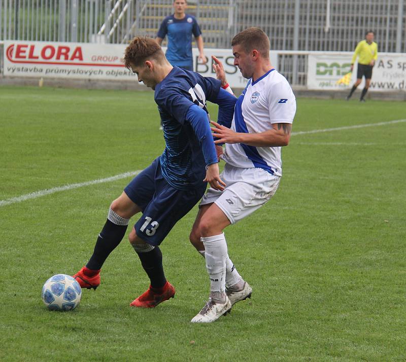 Fotbalisté Frýdku-Místku (v bílém) si na domácím trávníku poradili s Vyškovem 1:0, když jediný gól střetnutí vstřelil útočník Jakub Teplý.