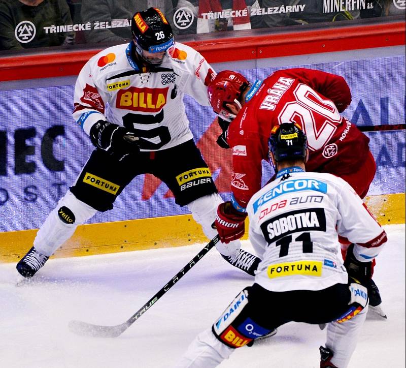 Hokejisté Třince (v červeném) ve 2. finále play-off extraligy proti pražské Spartě.