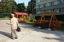 Ve frýdecko-místeckém domově důchodců na Školské ulici se staříčkové a stařenky dočkali nového venkovního relaxačního areálu.