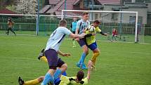 Fotbalisté Dobré (v modrých dresech) své těsné vedení nakonec neudrželi. Soupeř totiž srovnal v poslední minutě na 1:1.