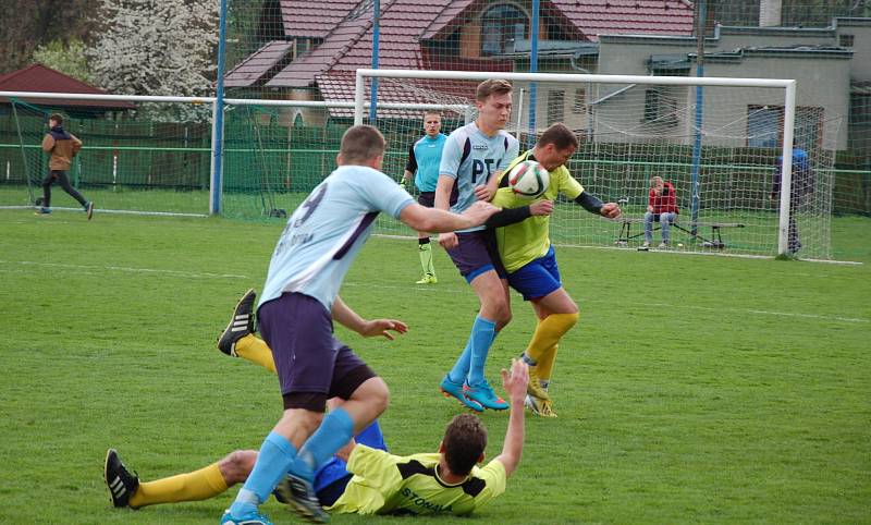 Fotbalisté Dobré (v modrých dresech) své těsné vedení nakonec neudrželi. Soupeř totiž srovnal v poslední minutě na 1:1.