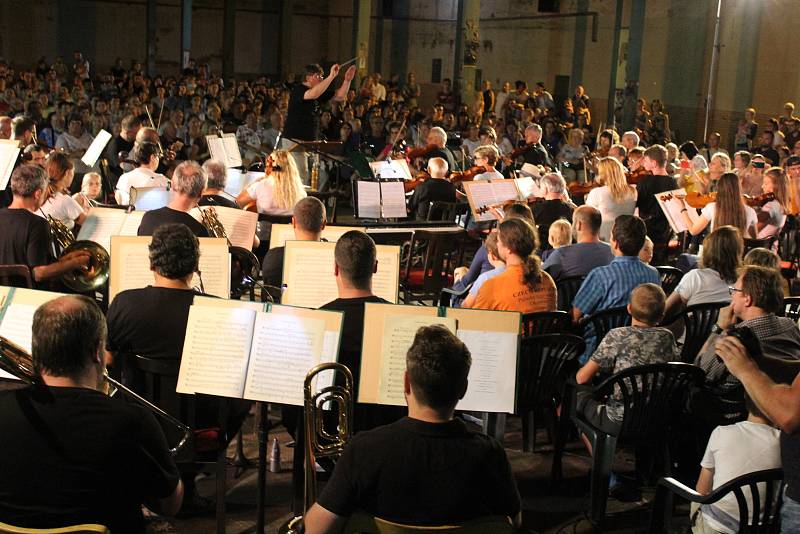 Letošní Sweetsen Fest začal vernisáží výstavy prací žáků základní umělecké školy ve Frýdku-Místku a speciálním koncertem Symfonického orchestru Frýdek-Místek.