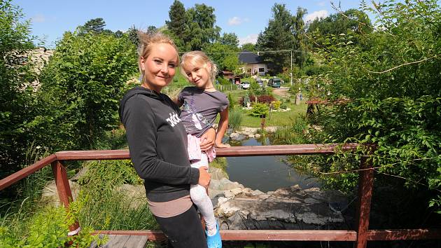 Denisa Hermanová se svou dcerou v Žermanickém parku, který provozuje s celou rodinou.