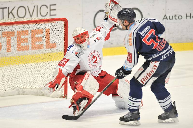 Utkání 43. kola hokejové extraligy: HC Vítkovice Ridera vs. HC Oceláři Třinec, 26. ledna 2018 v Ostravě. Hrubec Šimon a Olesz Rostislav.