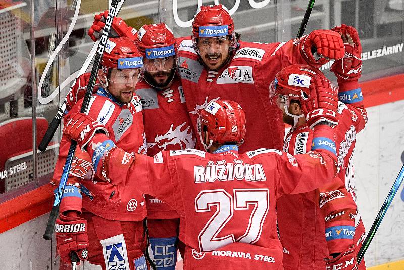 Semifinále play off hokejové Tipsport extraligy - 5. zápas: HC Oceláři Třinec - BK Mladá Boleslav, 11. dubna 2021 v Třinci. (vlevo) Petr Vrána z Třince se raduje s týmem.