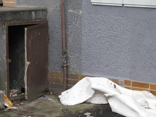Místo, kde bylo nalezeno tělo mrtvého bezdomovce dnes, 27. února, za obchodním domem Krym ve Frýdku-Místku. Pravděpodobně zemřel na následky podchlazení ve svém brlohu, který si udělal pod zdejší rampou.