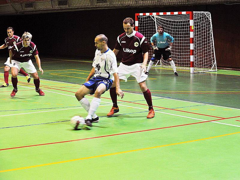 Prvoligoví futsalisté Třince (tmavé dresy) rozstříleli v úvodním kole na domácí palubovce Helas Brno 8:3.