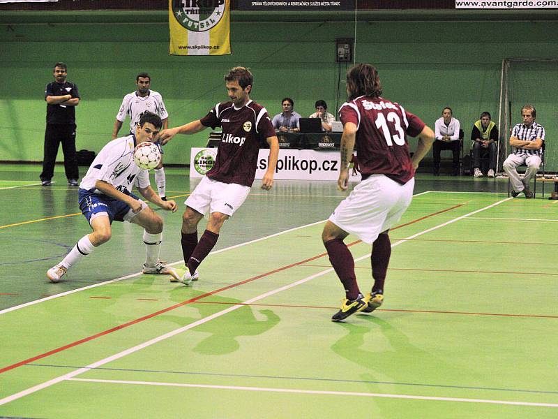 Prvoligoví futsalisté Třince (tmavé dresy) rozstříleli v úvodním kole na domácí palubovce Helas Brno 8:3.