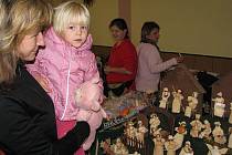 Stovky lidí zamířily v sobotu 7. listopadu na šestý Jarmark řemesel v Krmelíně. Betlém z kukuřičného šustí zaujal i tyto návštěvníky. 