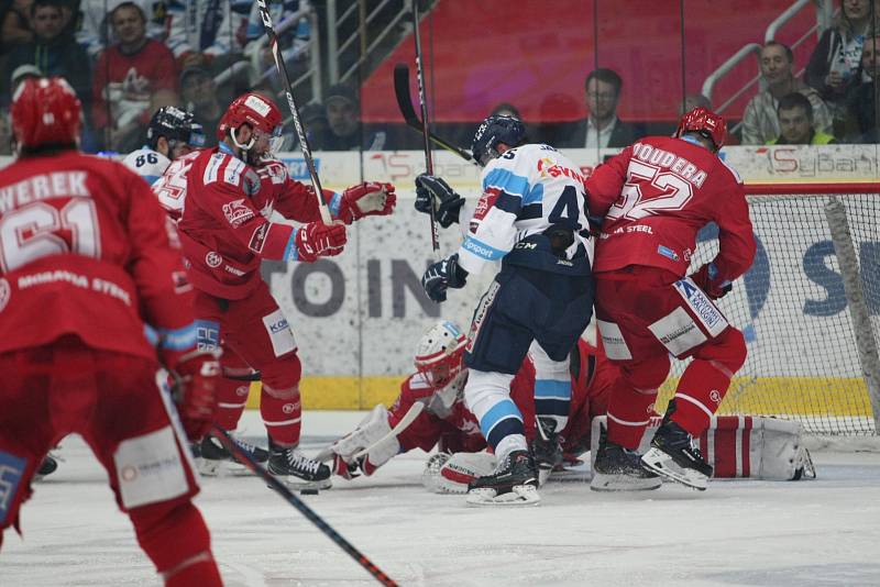 Třinečtí hokejisté (v červeném) ovládli úvodní duel finále na ledě Liberce.