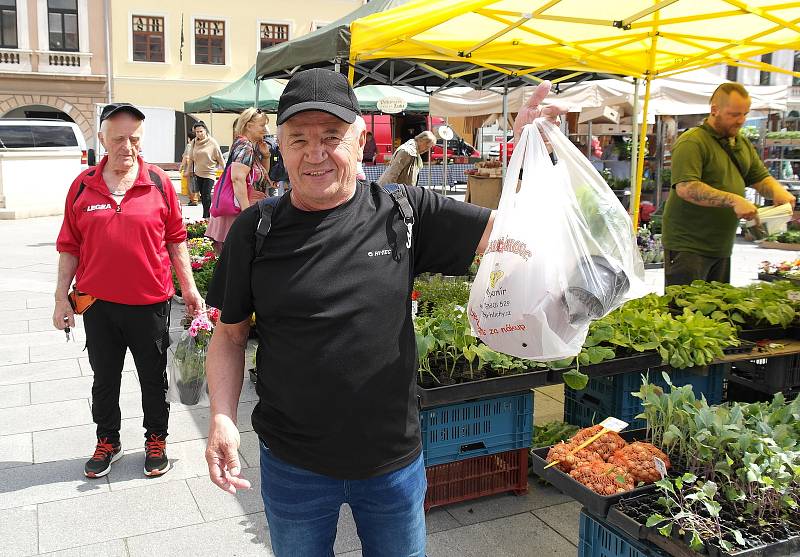 Beskydské farmářské trhy na místeckém náměstí byly letošní první, následovat bude třináct čtvrtečních a čtyři sobotní.