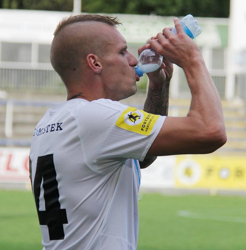 Frýdecko-místečtí fotbalisté (v bílém) byli v derby šťastnější, když díky Biolkovy hlavičky zvítězili nad Třincem 1:0.