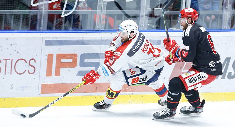 Hokejové utkání Tipsport extraligy v ledním hokeji mezi HC Dynamo Pardubice (v bíločerveném) a HC Oceláři Třinec  (v červenočerveném) v pardudubické enterie areně.