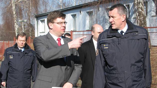 Ministr spravedlnosti Jiří Pospíšil navštívil areál někdejšího azylového střediska, ze kterého by měla vzniknout věznice
