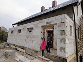 Dům Jany Borkovcové, která se v Písečné na Jablunkovsku stará o devět dětí z dětských domovů. Se stavbou pomáhají i dobrovolníci, podle charity se zájemci mohou hlásit prakticky kdykoli. 