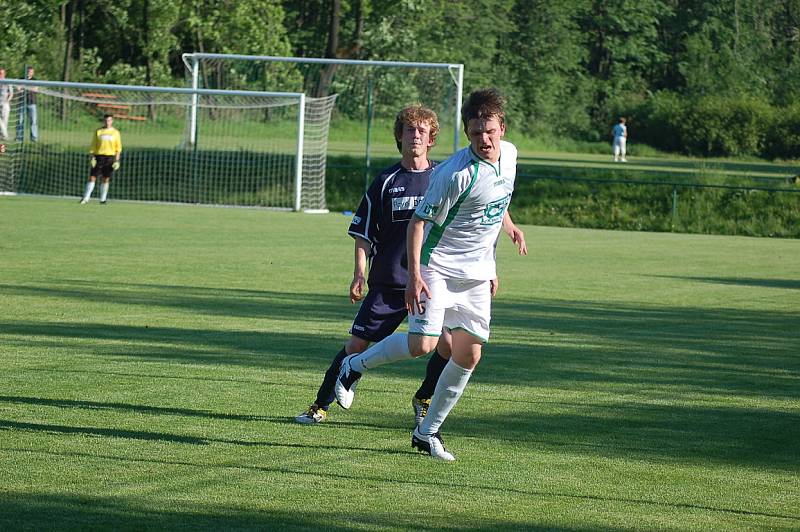 Fotbalisté Raškovic zabrali, když po prohraném prvním poločase obrátili po změně stran průběh střetnutí a ve Smilovicích vyhráli 2:1.