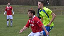 Fotbalisté Lučiny (červené dresy) v posledním podzimním zápase vyhráli na hřišti ČSAD Havířov 2:1. 