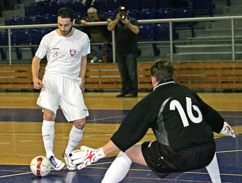 Futsalisté týmu Tango Brno (v bílých dresech) vs. Likop Třinec (ve žlutých).