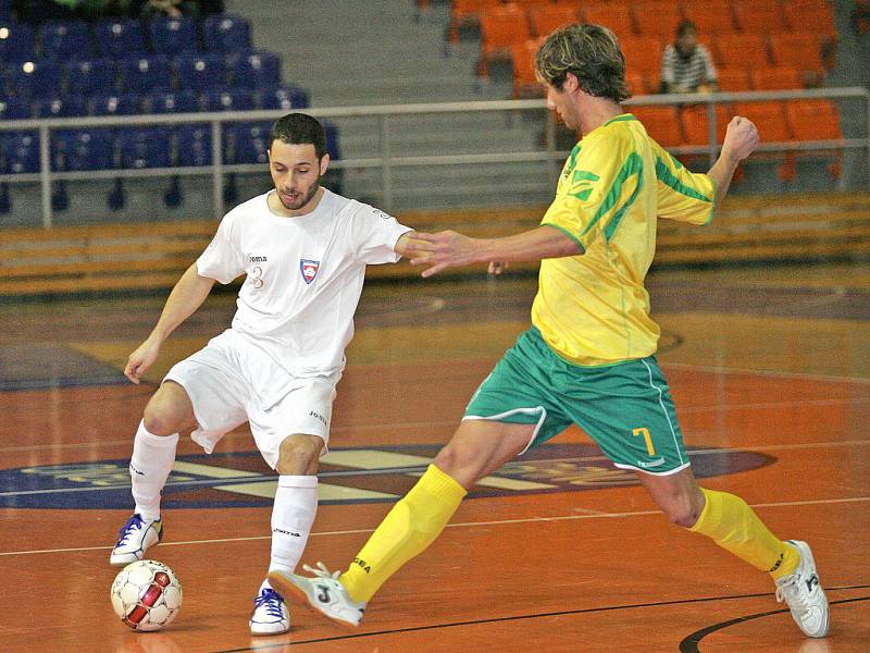 Futsalisté týmu Tango Brno (v bílých dresech) vs. Likop Třinec (ve žlutých).