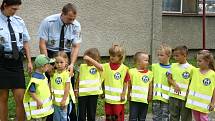 Strážníci v těchto dnech objíždějí mateřské školy ve Frýdku-Místku, dětem představují maskota projektu medvěda Pandu a předávají jim reflexní vesty s logem Pandy.