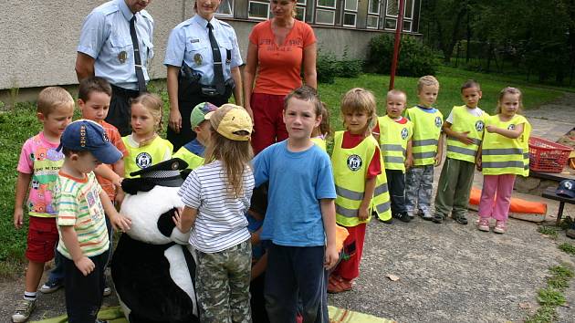 Strážníci v těchto dnech objíždějí mateřské školy ve Frýdku-Místku, dětem představují maskota projektu medvěda Pandu a předávají jim reflexní vesty s logem Pandy.
