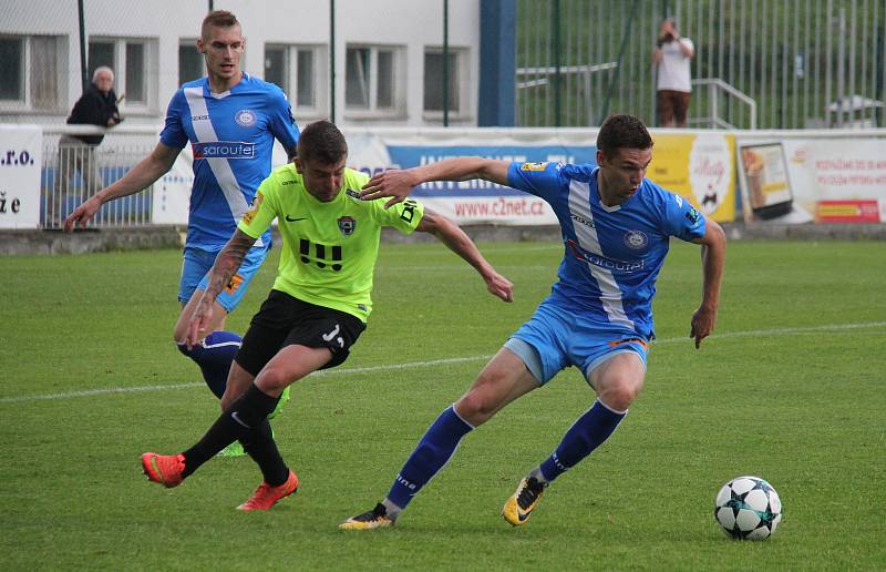 Fotbalisté Frýdku-Místku (v modrém) remizovali v domácím prostředí s Vítkovicemi 2:2.