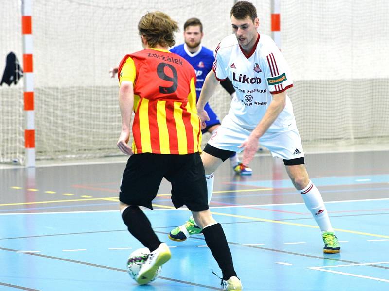 Třinečtí futsalisté (bílé dresy) poslední zápas v základní části zvládli a zahrají si tak v play-off.