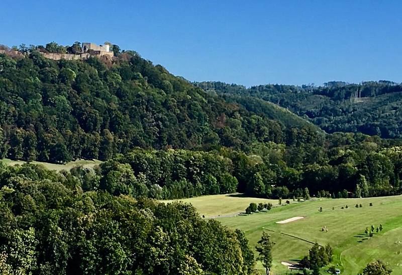 Golfovému hřišti v Hukvaldech často říkají malý Karlštejn.