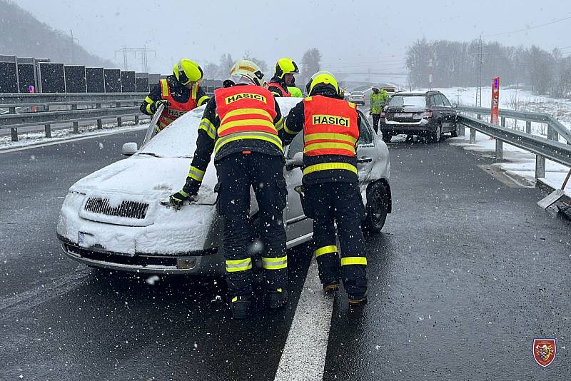 Hromadná nehoda aut na D56 za Frýdkem-Místkem.