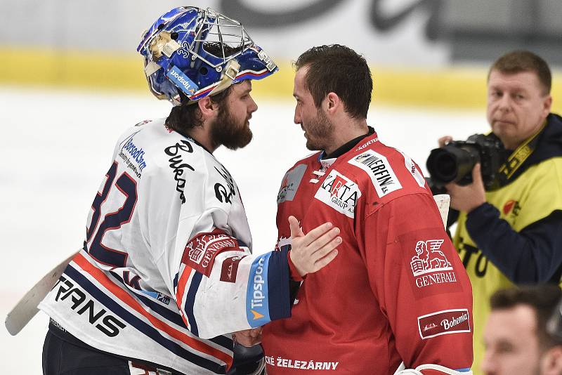 Čtvrtfinále play off hokejové extraligy - 4. zápas: HC Vítkovice Ridera - HC Oceláři Třinec, 25. března 2019 v Ostravě. Na snímku (zleva) brankář Vítkovic Patrik Bartošák a brankář Třince Šimon Hrubec.