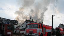 Velké neštěstí postihlo ve středu po poledni rodinu Pustkových z Kozlovic. Do jejich domu, který sousedí s pilou, udeřil o půl jedné blesk a zapálil jej.