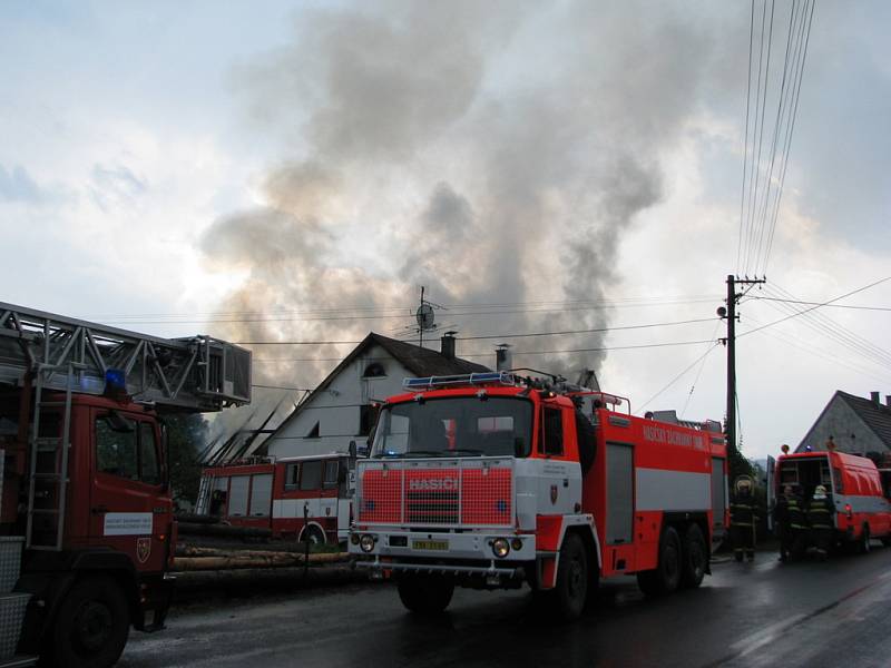 Velké neštěstí postihlo ve středu po poledni rodinu Pustkových z Kozlovic. Do jejich domu, který sousedí s pilou, udeřil o půl jedné blesk a zapálil jej.