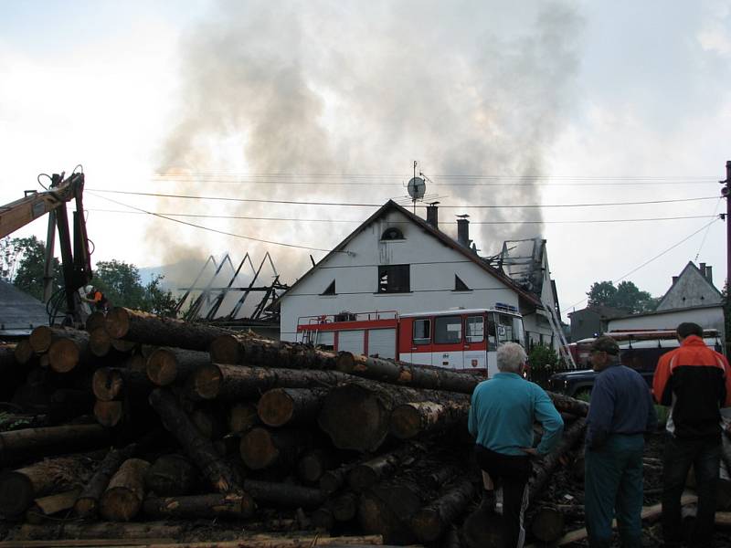 Velké neštěstí postihlo ve středu po poledni rodinu Pustkových z Kozlovic. Do jejich domu, který sousedí s pilou, udeřil o půl jedné blesk a zapálil jej.