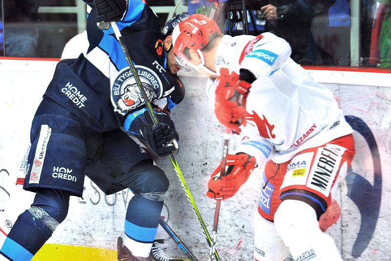 Hokejové finále číslo 3. Třinec (v bílém) bojoval doma proti Liberci.