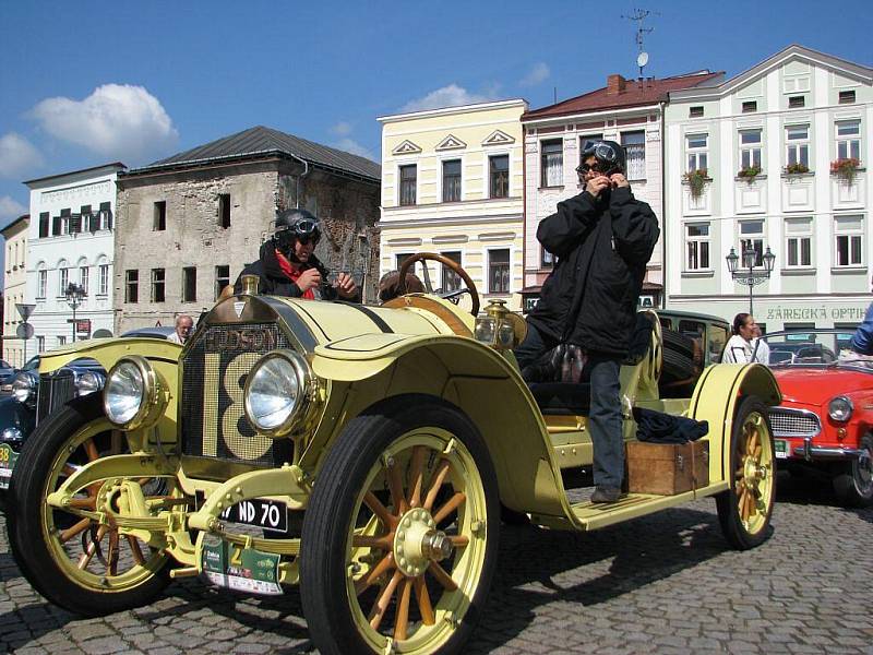 Na Zámecké náměstí ve Frýdku-Místku se v rámci prestižní mezinárodní soutěže historických automobilů Rallye Moravia 2009 v pondělí 7. září sjelo několik desítek nablýskaných veteránů.