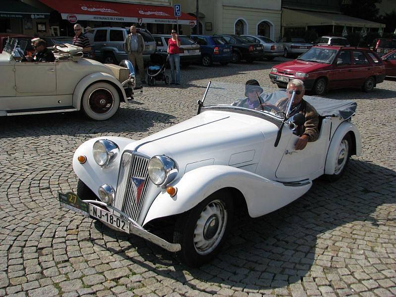 Na Zámecké náměstí ve Frýdku-Místku se v rámci prestižní mezinárodní soutěže historických automobilů Rallye Moravia 2009 v pondělí 7. září sjelo několik desítek nablýskaných veteránů.