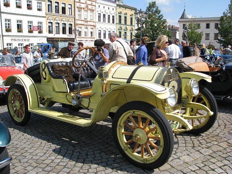 Na Zámecké náměstí ve Frýdku-Místku se v rámci prestižní mezinárodní soutěže historických automobilů Rallye Moravia 2009 v pondělí 7. září sjelo několik desítek nablýskaných veteránů.