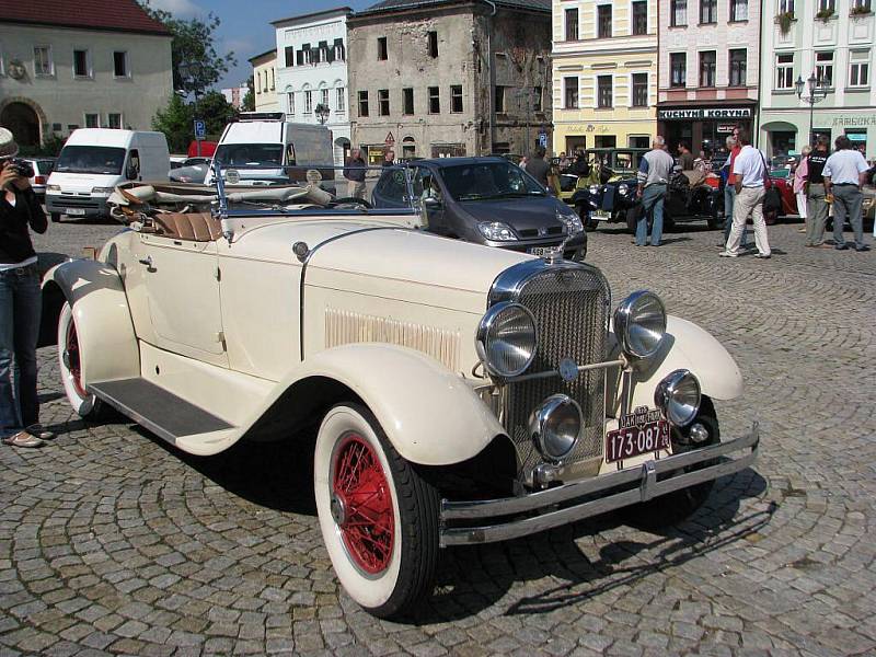 Na Zámecké náměstí ve Frýdku-Místku se v rámci prestižní mezinárodní soutěže historických automobilů Rallye Moravia 2009 v pondělí 7. září sjelo několik desítek nablýskaných veteránů.