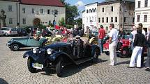 Na Zámecké náměstí ve Frýdku-Místku se v rámci prestižní mezinárodní soutěže historických automobilů Rallye Moravia 2009 v pondělí 7. září sjelo několik desítek nablýskaných veteránů.