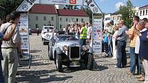 Na Zámecké náměstí ve Frýdku-Místku se v rámci prestižní mezinárodní soutěže historických automobilů Rallye Moravia 2009 v pondělí 7. září sjelo několik desítek nablýskaných veteránů.