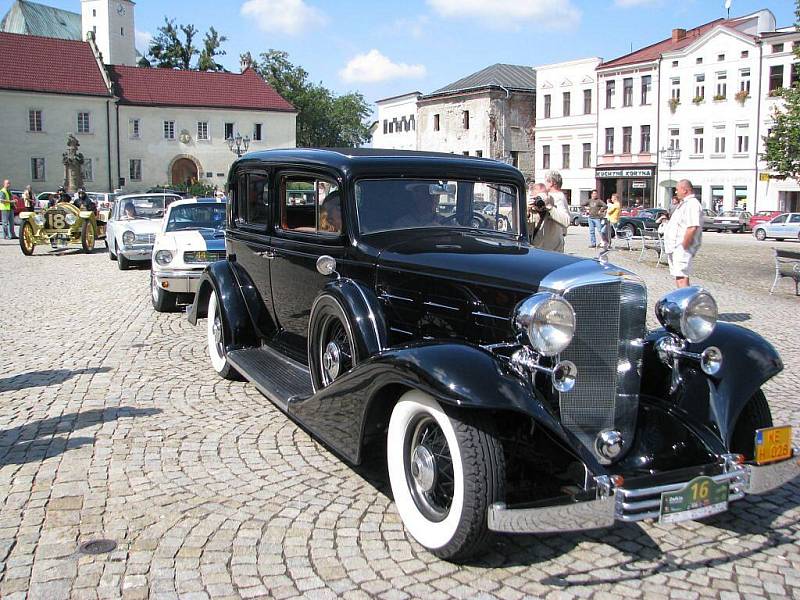 Na Zámecké náměstí ve Frýdku-Místku se v rámci prestižní mezinárodní soutěže historických automobilů Rallye Moravia 2009 v pondělí 7. září sjelo několik desítek nablýskaných veteránů.