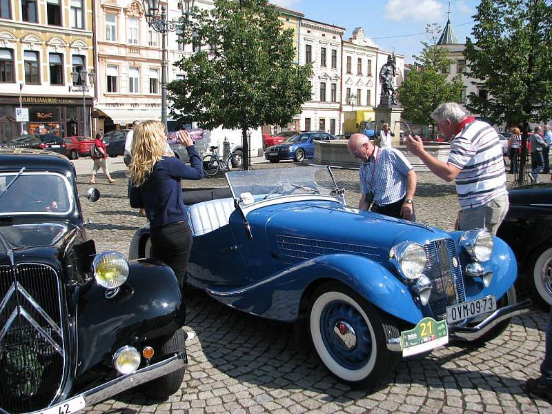 Na Zámecké náměstí ve Frýdku-Místku se v rámci prestižní mezinárodní soutěže historických automobilů Rallye Moravia 2009 v pondělí 7. září sjelo několik desítek nablýskaných veteránů.