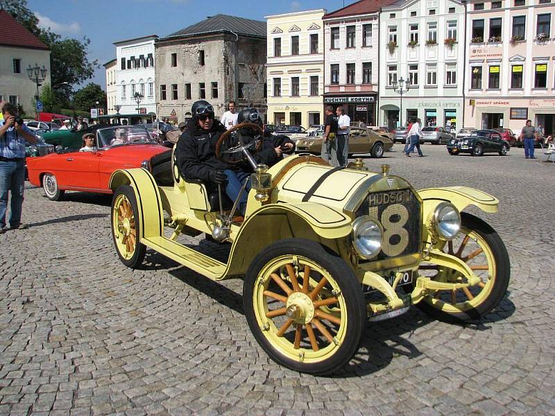 Na Zámecké náměstí ve Frýdku-Místku se v rámci prestižní mezinárodní soutěže historických automobilů Rallye Moravia 2009 v pondělí 7. září sjelo několik desítek nablýskaných veteránů.