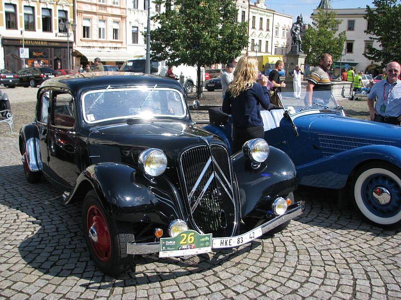 Na Zámecké náměstí ve Frýdku-Místku se v rámci prestižní mezinárodní soutěže historických automobilů Rallye Moravia 2009 v pondělí 7. září sjelo několik desítek nablýskaných veteránů.