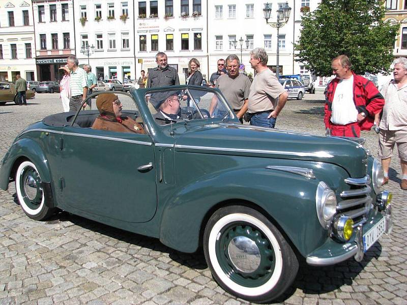 Na Zámecké náměstí ve Frýdku-Místku se v rámci prestižní mezinárodní soutěže historických automobilů Rallye Moravia 2009 v pondělí 7. září sjelo několik desítek nablýskaných veteránů.