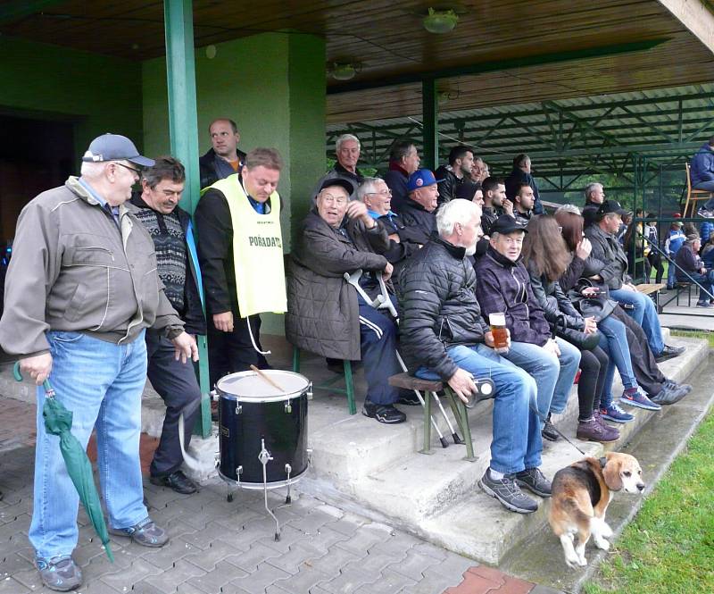 Duel mezi Dobraticemi (v modrých dresech) a Petřvaldem skončil nakonec smírem 2:2.