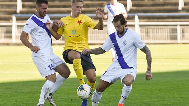 Fotbalisté Frýdku-Místku (v bílo-modrém) v utkání MSFL s Kroměříží (9. září 2020).