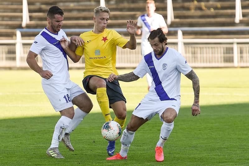 Fotbalisté Frýdku-Místku (v bílo-modrém) v utkání MSFL s Kroměříží (9. září 2020).