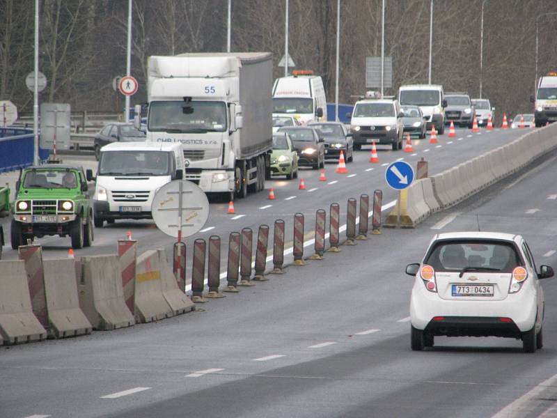 Ve Frýdku-Místku skončila několikaměsíční oprava estakády. Oprava sousedního mostu bude pokračovat na jaře. 